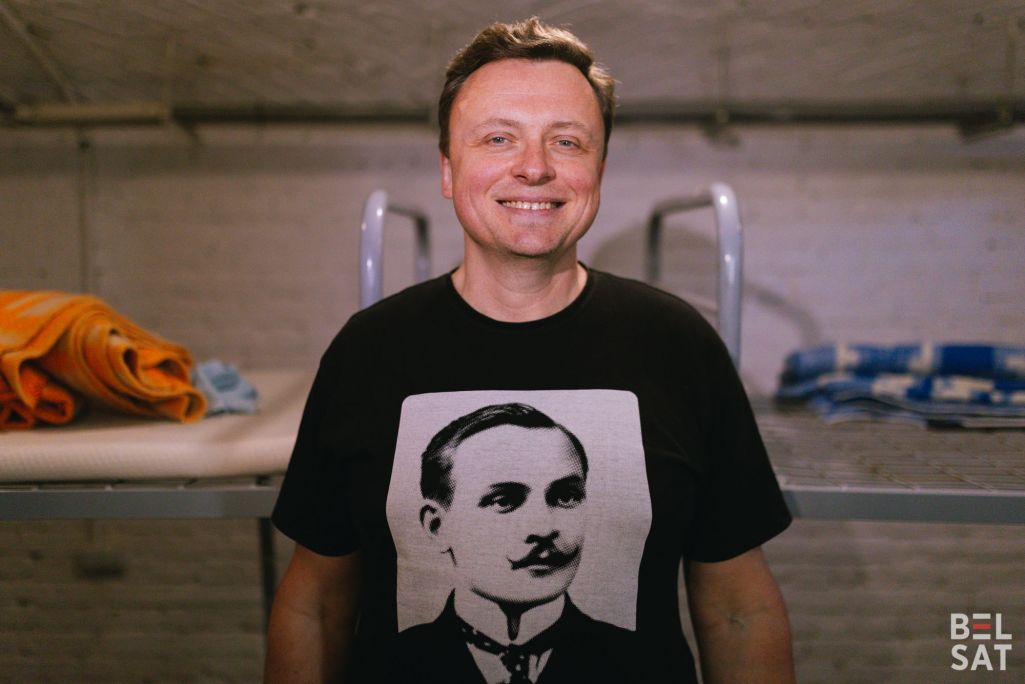 Актор Сяргей Чуб падчас рэпетыцыі спектаклю «Зэкамерон» Максіма Знака ў Варшаве, Польшча. 29 красавіка 2024 года. (Фота: Белсат)