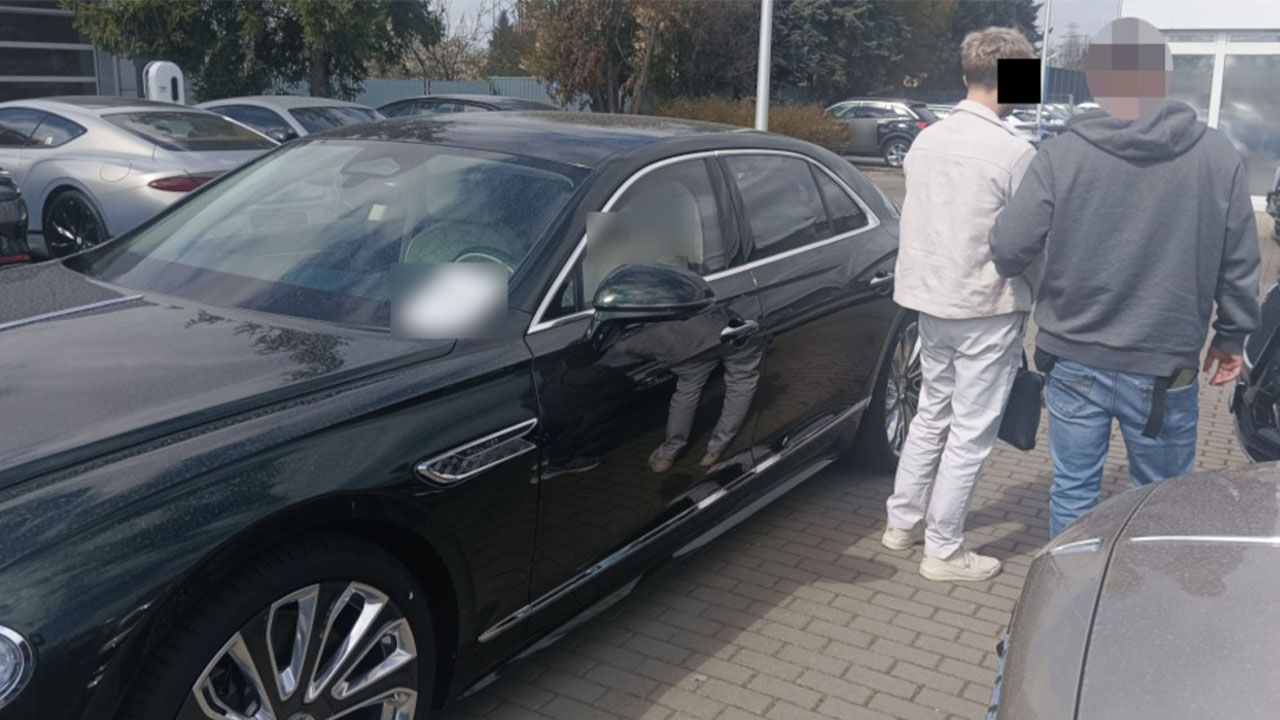 Udawał szefa znanej firmy. Wszystko po to, żeby wypożyczyć luksusowe auto