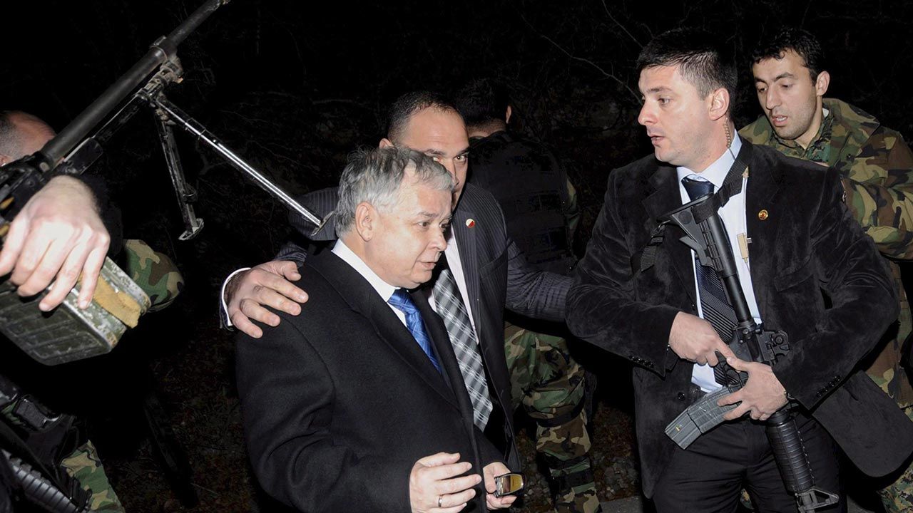 Mija 14 lat odkąd ostrzelano konwój z prezydentem Lechem Kaczyńskim (fot. PAP/EPA/IRAKLI GEDENIDZE/POOL)