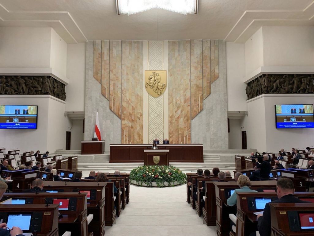 Авальная зала Дому ўраду Беларусі з нацыянальнаю сімволікаю. (Калаж: Белсат / Палата представителей / Telegram)