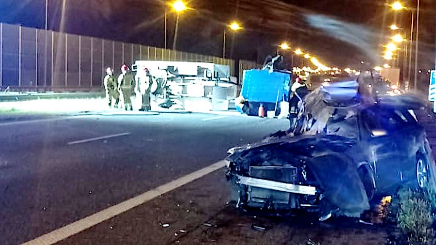 W nocnym wypadku na autostradzie A1 poszkodowane zostały dwie osoby (fot. KP PSP Zgierz)