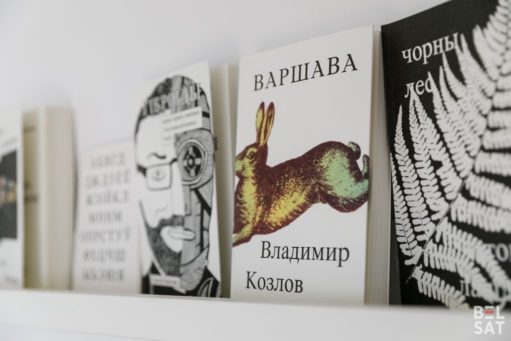 Кнігі выдавецтва «Мяне няма» стаяць на паліцы ў офісе. (Фота: Таццяна Верамеева / Белсат)