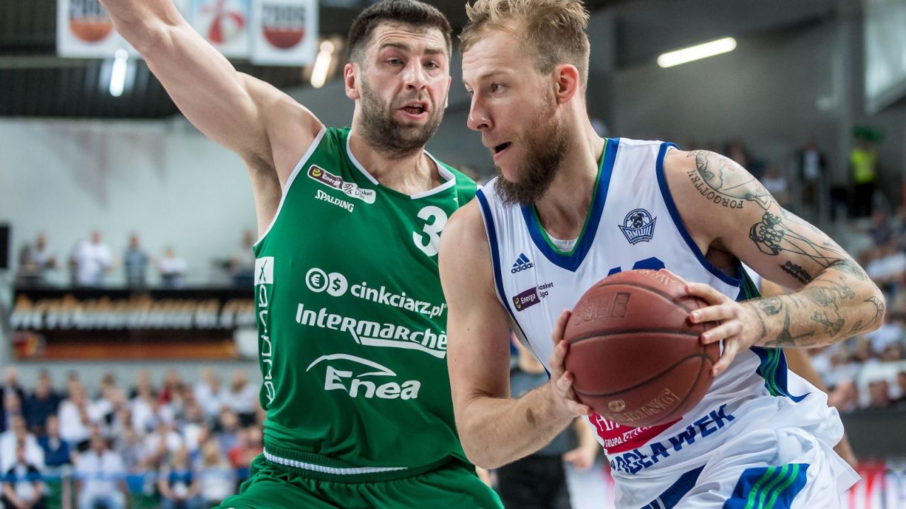 Adam Hrycaniuk (Stelmet, L) zatrzymuje Jakuba Wojciechowskiego (Anwil, P) (fot. PAP)