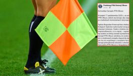 Na zdjęciu sędziowska chorągiewka w rękach sędziego oraz zrzut ekranu przedstawiający oficjalne oświadczenie Podokręgu Piłki Nożnej w Olkuszu. Oświadczenie opublikowano po ujawnieniu przez TVPSPORT.PL informacji o skandalu – mecze w regionie miał prowadzić arbiter wykreślony z oficjalnej listy sędziów.