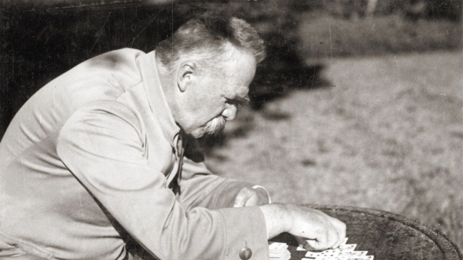 Józef Piłsudski znany był z tego, że w wolnym czasie lubił stawiać pasjansa. Fot. Wikimedia