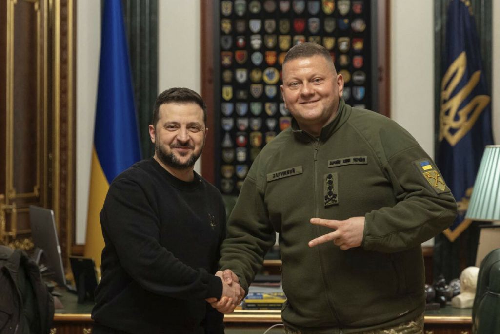Уладзімір Зяленскі паціскае руку Валерыю Залужнаму падчас іх сустрэчы ў Кіеве, Украіна. 8 лютага 2024 года. (Фота: Handout / Ukrainian Presidential Press Service / AFP / East News)