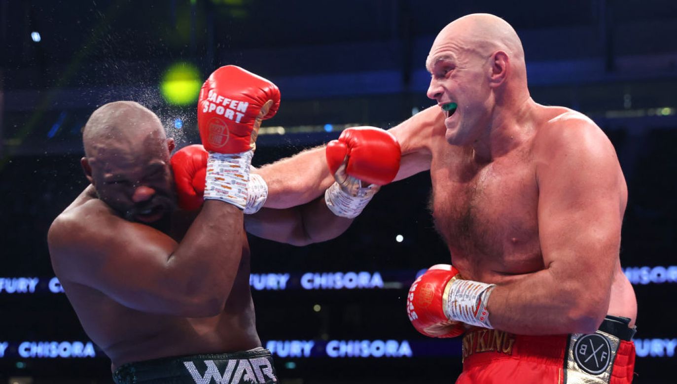 Derek Chisora (z lewej) został pokonany przez Tysona Fury na ringu w Londynie. (Fot.Mikey Williams/Top Rank Inc; Getty Images)