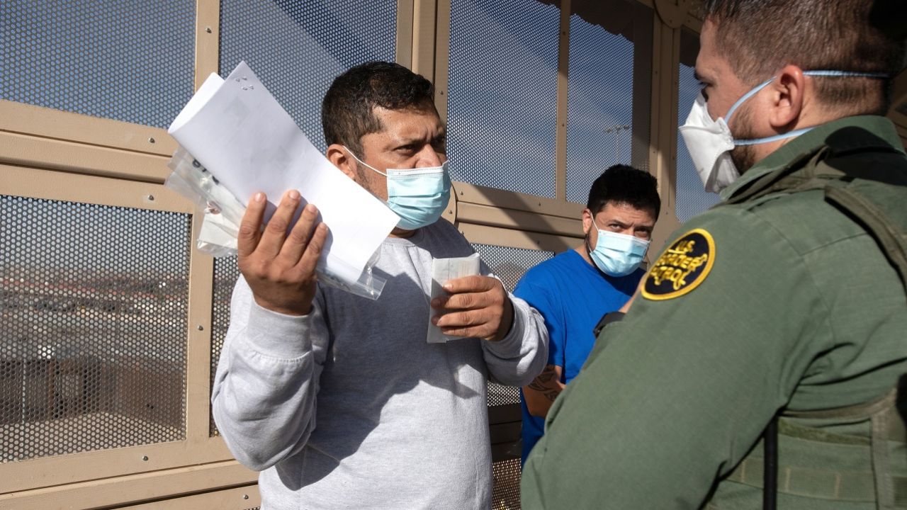 Po złożeniu wniosku o wizę USA imigranci muszą wrócić do Meksyku (fot. PAP/EPA/Luis Torres)