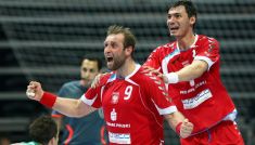 Artur Siódmiak (z lewej) po swoim słynnym rzucie (fot. Getty)