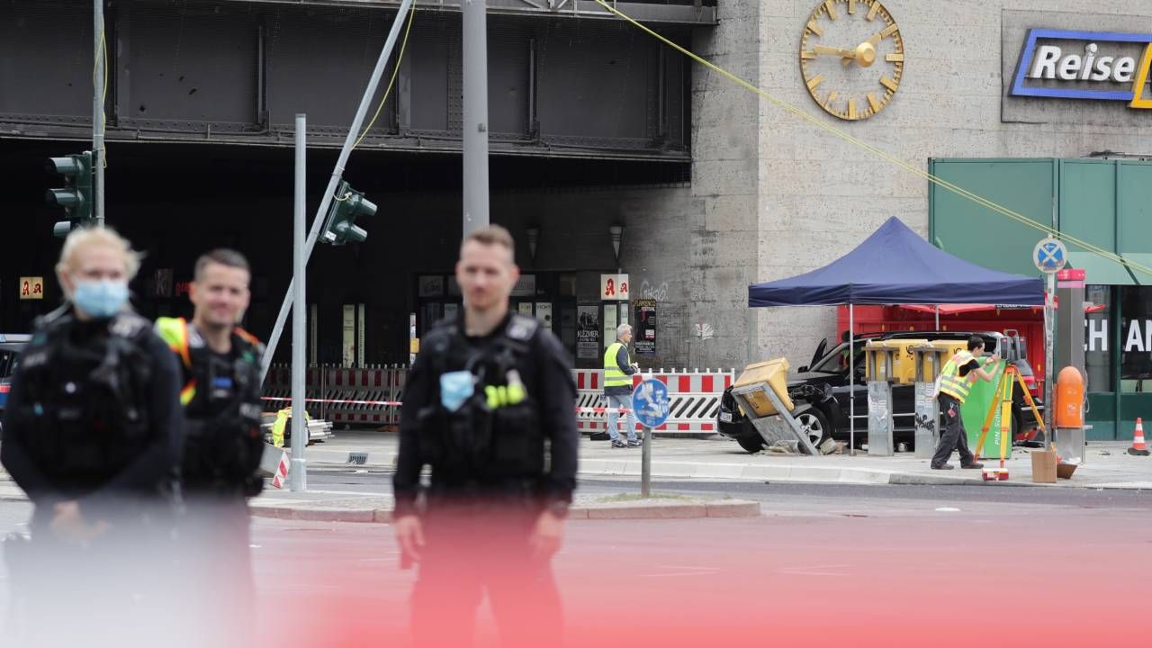 Na miejscu pracują służby (fot.PAP/EPA/HAYOUNG JEON) Na miejscu pracują służby (fot.PAP/EPA/HAYOUNG JEON)