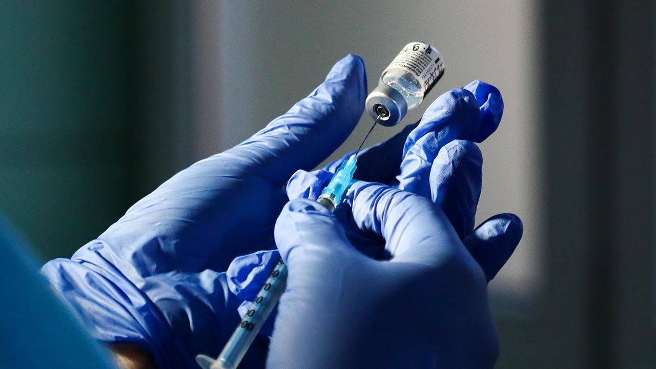 Rada Medyczna podkreśliła, że szczepienie przeciw COVID–19 jest procedurą medyczną ratującą zdrowie i życie (fot. Beata Zawrzel/NurPhoto via Getty Images)