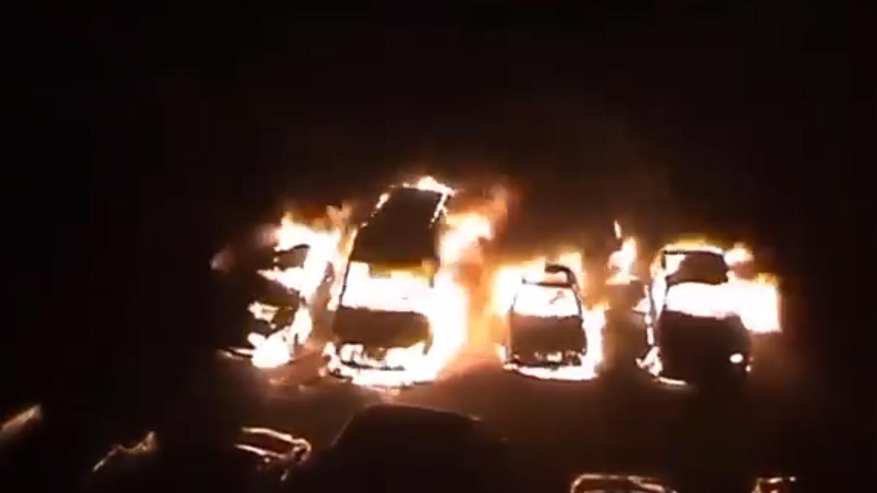 Ogień strawił cztery samochody należące do przedstawicieli FSB (fot. Twitter/@iponomarev)