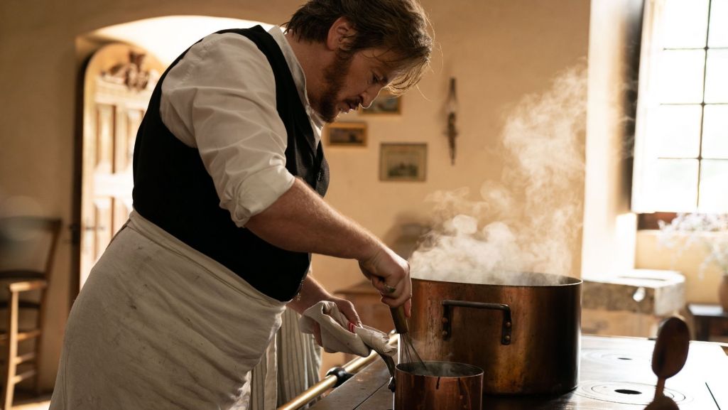 Twórca filmu „Bulion i inne namiętności” Anh Hung Tran otrzymał nagrodę dla najlepszego reżysera podczas Międzynarodowego Festiwalu Filmowego w Cannes w 2023 r. Fot. Materiały prasowe