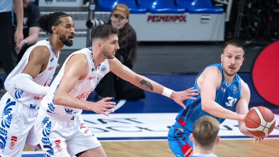 Ryan Taylor (z lewej) i Luke Petrasek i ich koledzy z Anwilu powstrzymali Grzegorza Kamińskiego (z piłką) i innych zawodników Arriva Polskiego Cukru Toruń (PAP/Tytus Żmijewski)
