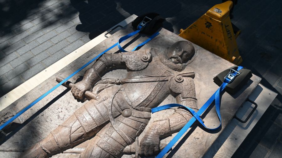 Odzyskane epitafium Lüdeke von Schöninga wróciło do kościoła w Lubiatowie po 50 latach (fot. PAP/Marcin Bielecki)