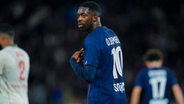 Ousmane Dembele (fot. Getty Images) Piłkarz Paris Saint-Germain w granatowej koszulce z numerem 10 na plecach podczas meczu. Zawodnik został wyróżniony miejscem w najlepszej „jedenastce” sezonu FIFPRO World 11, w której dominowali gracze PSG.