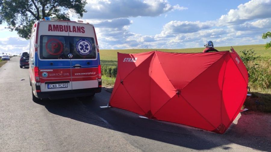 Według wstępnych ustaleń, 83-letni mężczyzna poruszający się jednośladem wjechał na drogę i wymusił pierwszeństwo przejazdu (fot. KP PSP w Wąbrzeźnie)