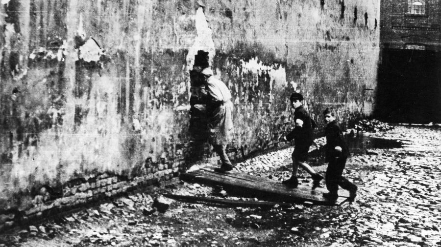 Dzieci uczestniczące w Powstaniu Warszawskim jako posłańcy, 1944 r. Fot. PAI-Foto.pl/ullstein bild via Getty Images