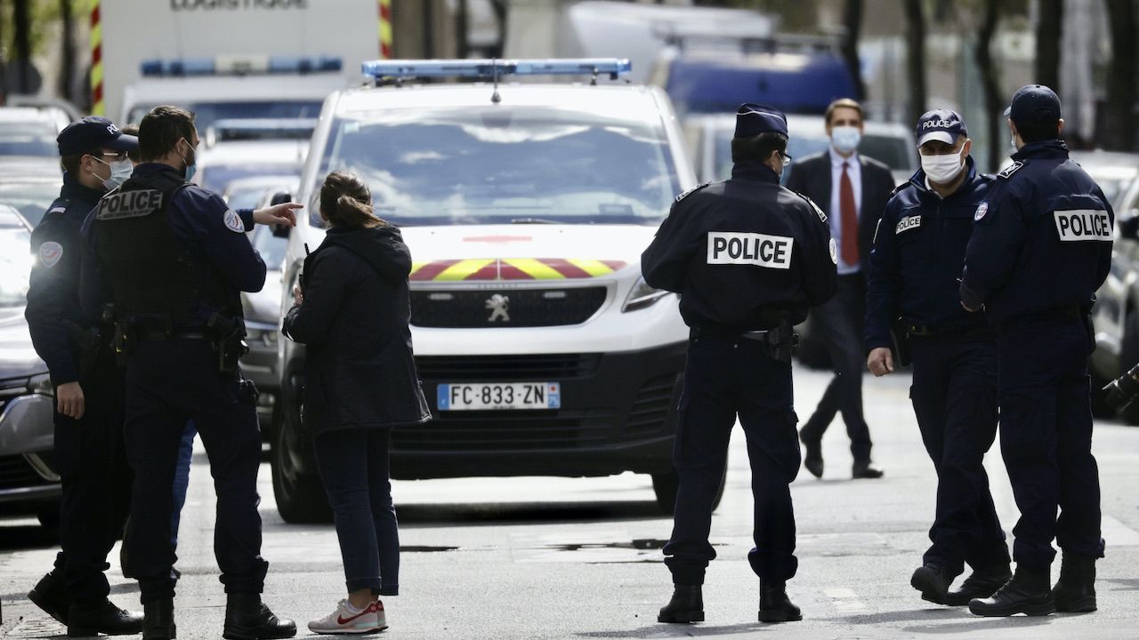 Szpital Henriego Dunanta jest otoczony przez policję (fot. PAP/EPA/YOAN VALAT) Szpital Henriego Dunanta jest otoczony przez policję (fot. PAP/EPA/YOAN VALAT)