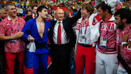 Władimir Putin w towarzystwie rosyjskich sportowców (fot. Getty Images)