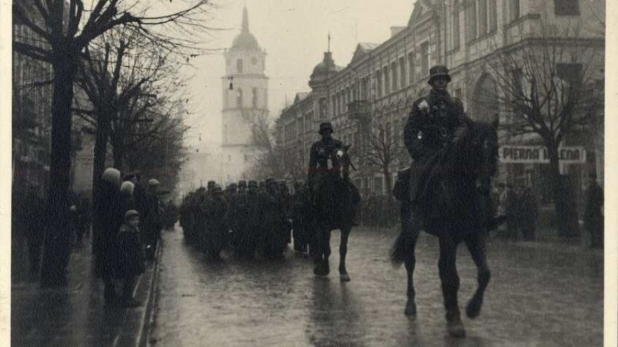 Litewscy żołnierze wkraczają do Wilna w październiku 1939 roku. Fot. Lithuanian Special Archives