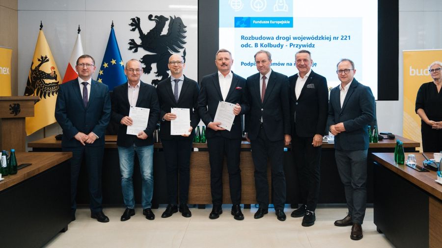 Umowa na przebudowę kolejnego odcinka drogi 221 Gdańsk - Kościerzyna (fot. Facebook / Pomorskie.eu)