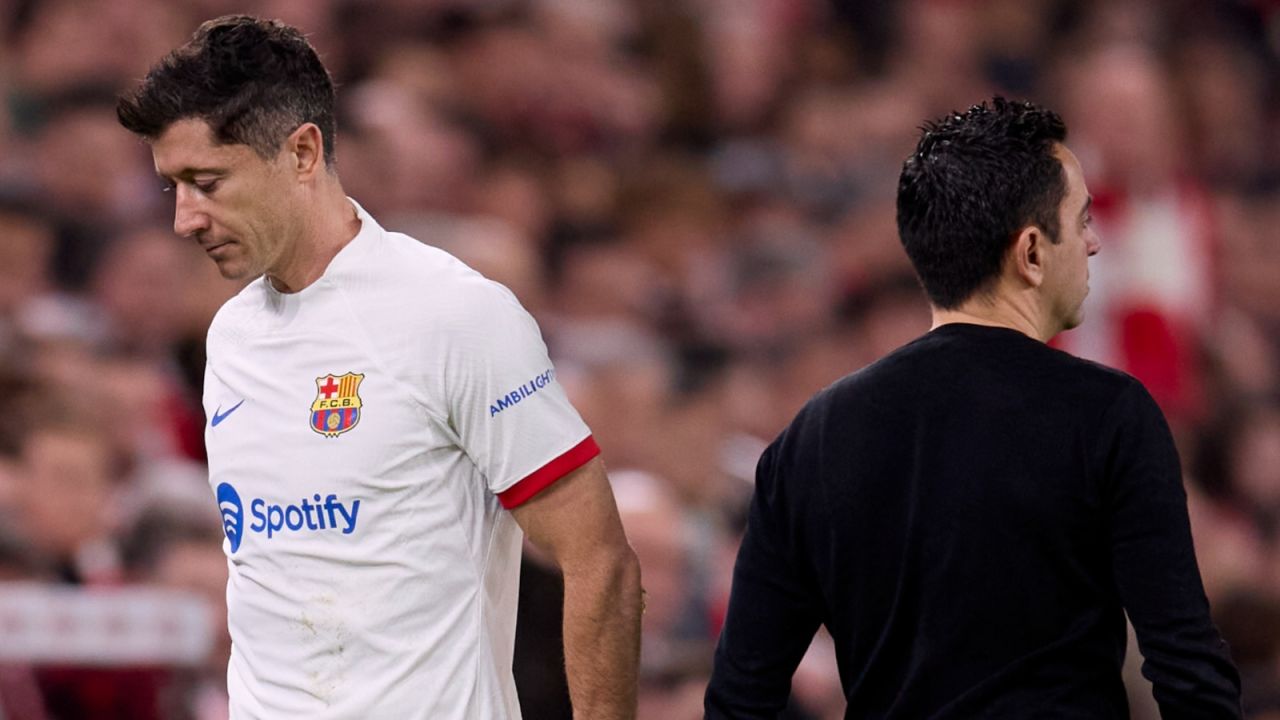 Robert Lewandowski i Xavi Hernandez (fot. Getty).