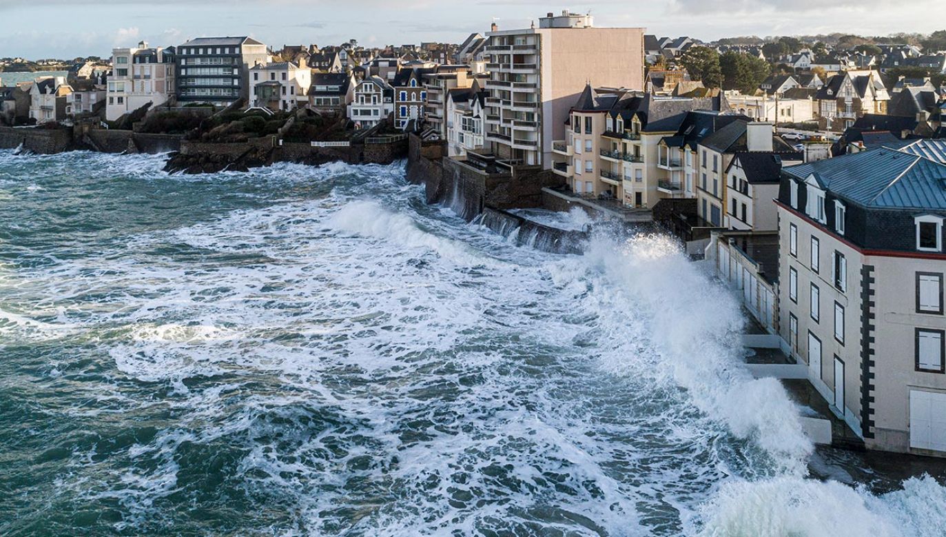 Манга приливная волна славы. Saint malo Франция шторм. Сен мало шторм. Волны во Франции. Прилив.