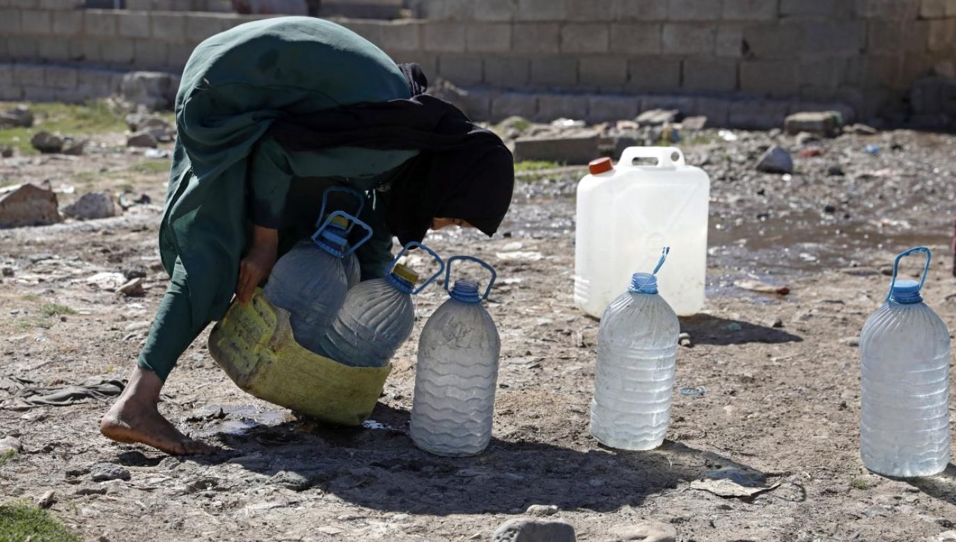 Około 2 miliardów ludzi jest pozbawionych dostępu do wody pitnej (fot. PAP/EPA/YAHYA ARHAB)