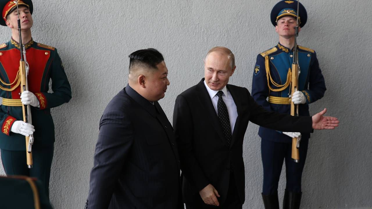 Władimir Putin i Kim Dzong Un mają wiele wspólnego (fot. Mikhail Svetlov/Getty Images)