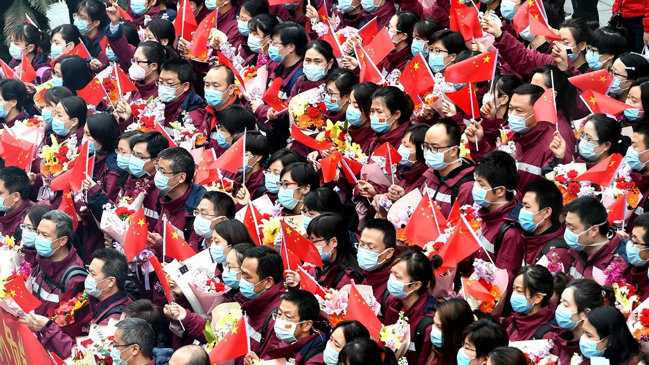 Według danych państwowej komisji zdrowia okres szczytowy zakażeń w ChRL minął (fot. Wang Dongming/China News Service via Getty Images)
