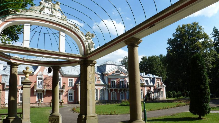 Pałac Długoszów, widok z parku. Fot. mik Krakow - Pałac Długoszów w Siarach, CC BY-SA 2.0, Wikimedia Commons
