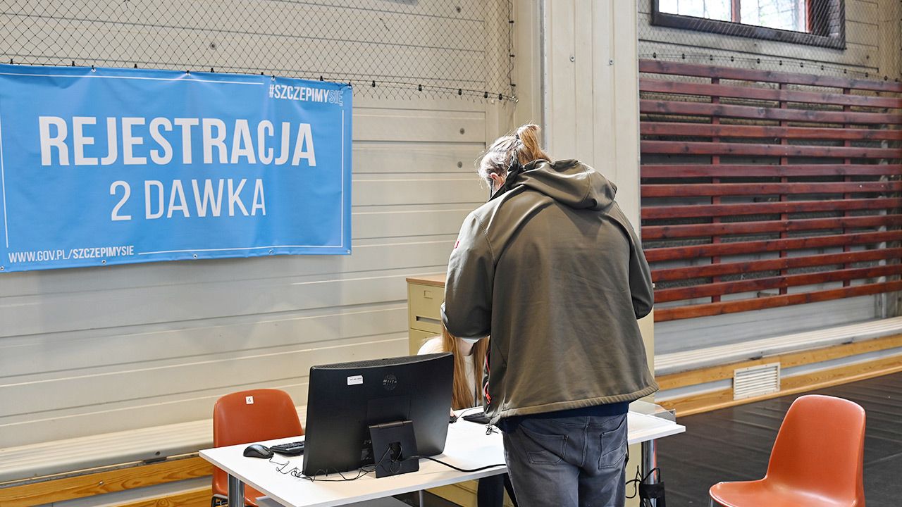 Rząd zastanawia się nad skróceniem oczekiwania pomiędzy obiema dawkami szczepionki (fot. PAP/Marcin Bielecki) Rząd zastanawia się nad skróceniem oczekiwania pomiędzy obiema dawkami szczepionki (fot. PAP/Marcin Bielecki)