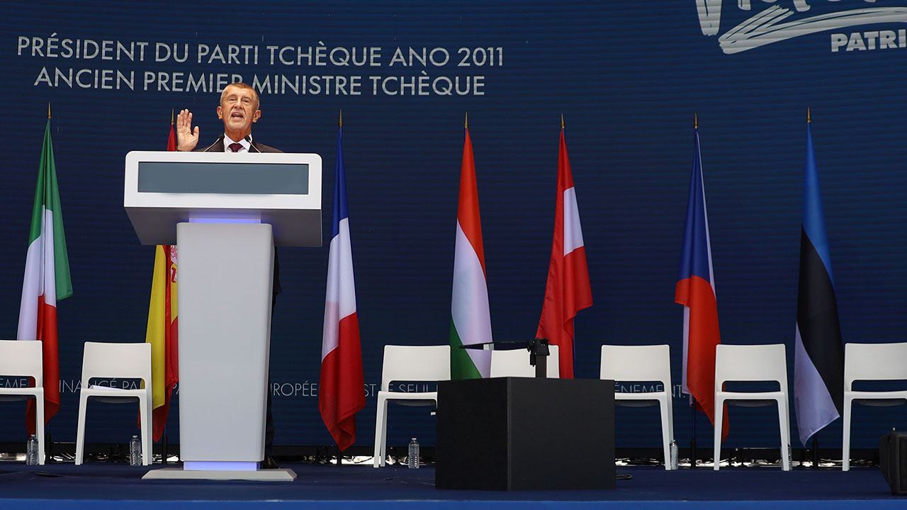 Były premier Czech Babisz zaatakowany na wiecu. Z głowy polała się krew