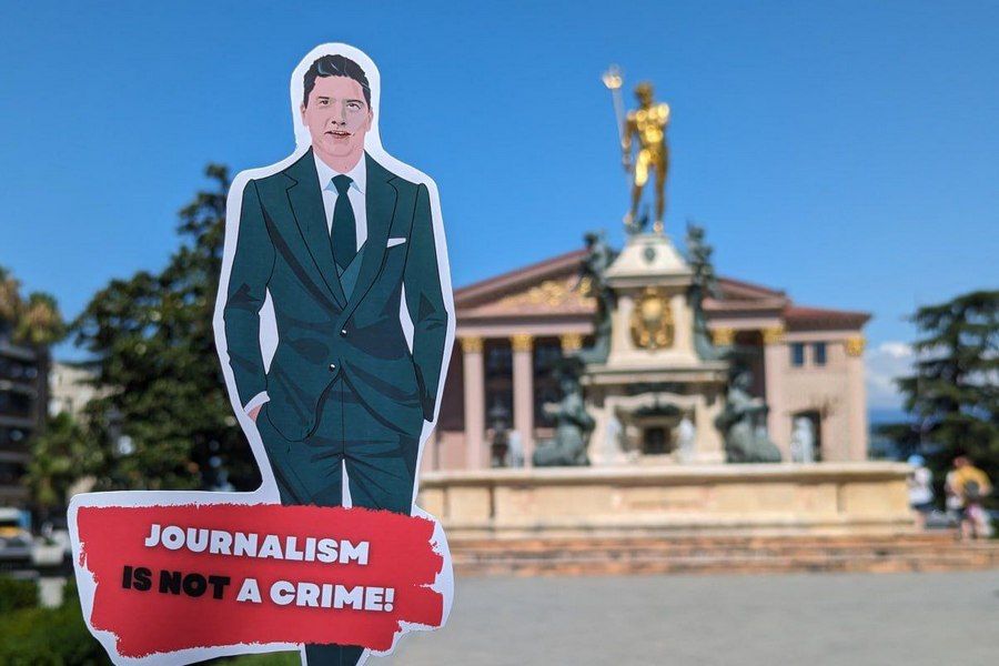 Палітзняволены журналіст Павел Мажэйка. (Калаж: Аліса Ганчар / Белсат)