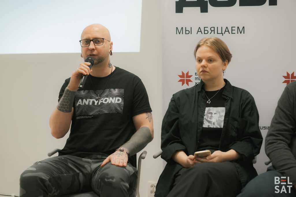 Вячаслаў Касінераў і Яна Галаган. Прэс-канферэнцыя па тэме палітвязняў і дапамогі іх сем’яў. Варшава, Польшча. 9 лютага 2024 года. (Фота: Міра Ляселішская / Белсат)