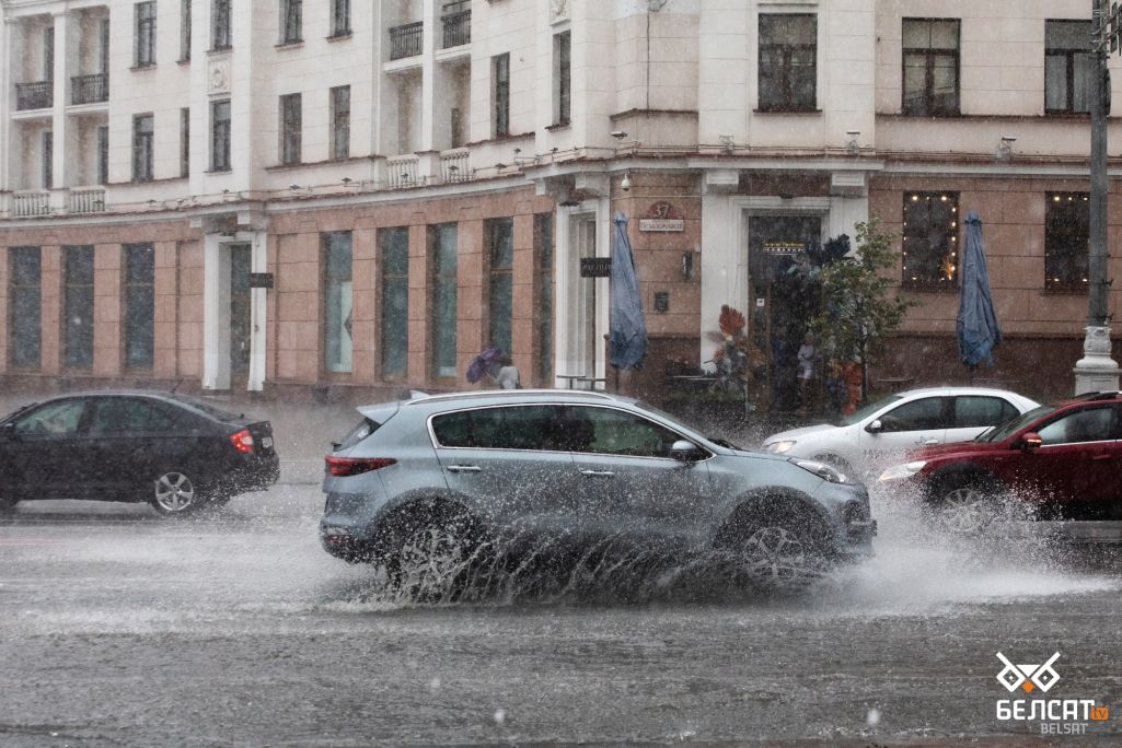 Машыны ў Менску. (Фота: Белсат)