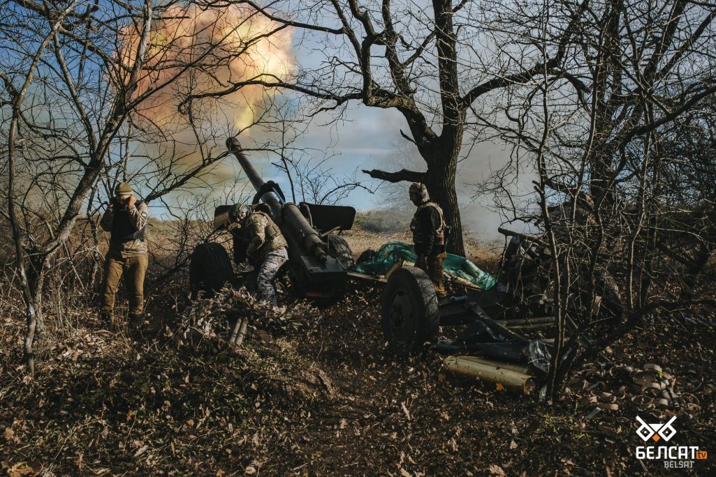 Украінскія артылерысты страляюць з 130-мм гарматы М-46 недалёка ад Бахмуту. Данецкая вобласць, Украіна. 15 лістапада 2022 года. (Фота: Белсат)