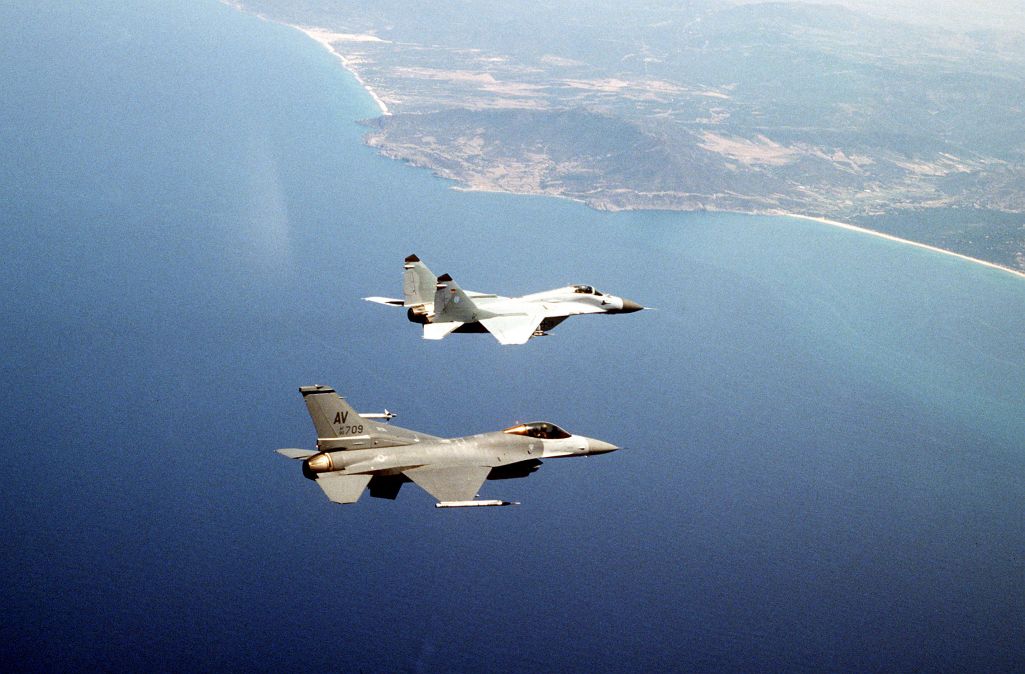Здымак мае ілюстрацыйны характар. Самалёт «F-16» паветраных сілаў ЗША (бліжэй) і М (Фота: Archives.gov)