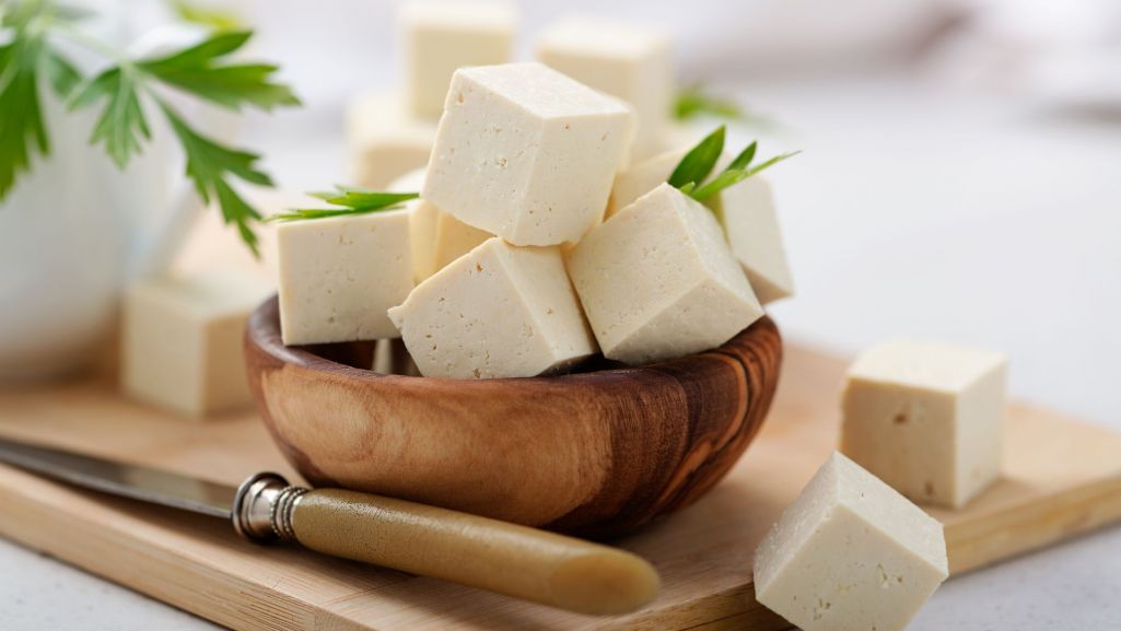 Wytrawny tofurnik z kaszą jaglaną to doskonała alternatywa dla słodkich ciast. Fot. nelea33/Shutterstock