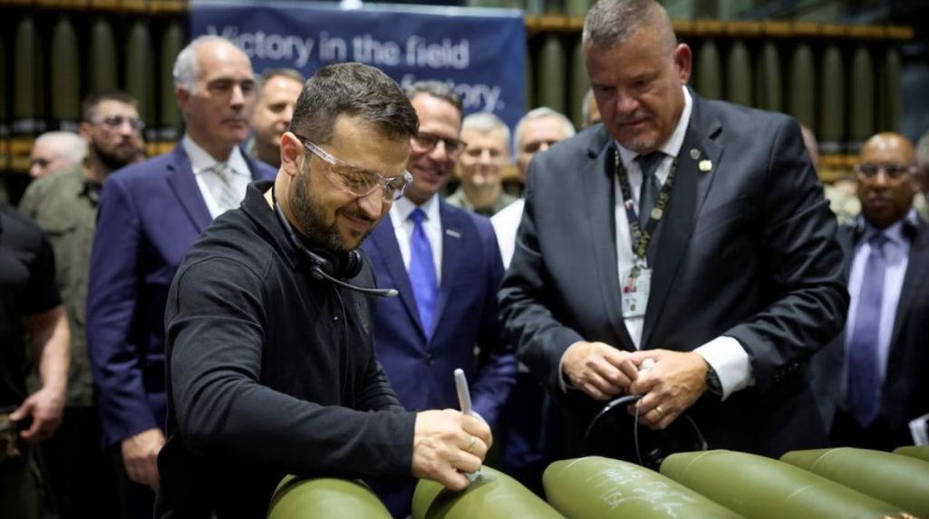 Уладзімір Зяленскі падчас наведвання завода ў Пенсільваніі (ЗША) па вытворчасці снарадаў. Крыніца: novyny.live