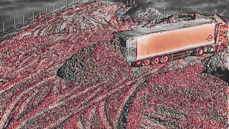7 osób zatrzymanych za nielegalne śmieci na terenie byłej żwirowni (fot. KWP Poznań)