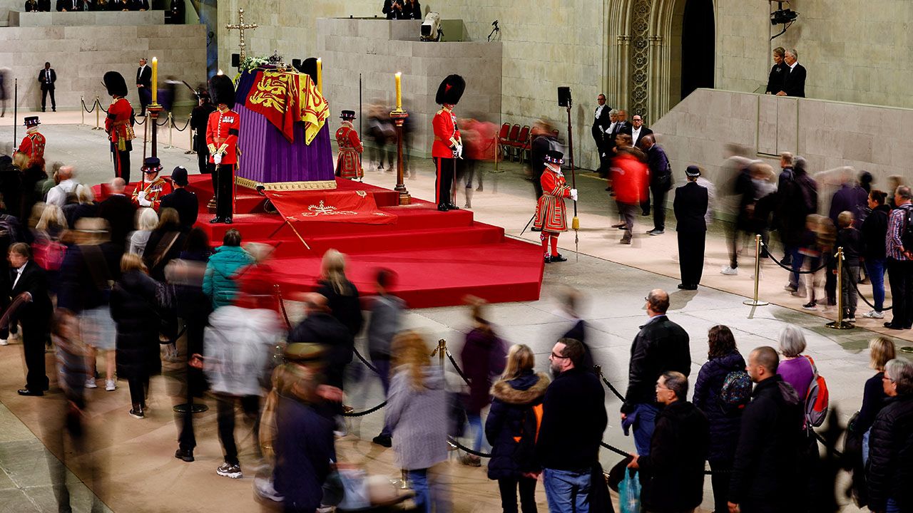 Ponad 250 tys. osób przeszło przez Westminster Hall w ciągu niespełna pięciu dni (fot. Sarah Meyssonnier-WPA Pool/Getty Images) Ponad 250 tys. osób przeszło przez Westminster Hall w ciągu niespełna pięciu dni (fot. Sarah Meyssonnier-WPA Pool/Getty Images)