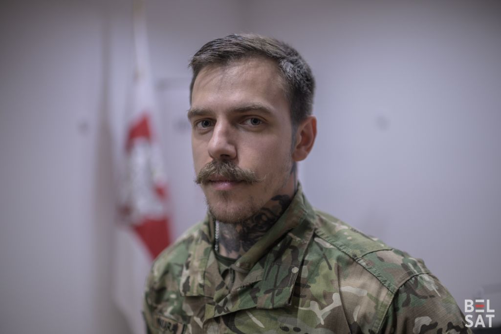 Камандзір Палка Каліноўскага Дзяніс Кіт Прохараў падчас сустрэчы ў Беларускім доме ў Варшаве, Польшча. 21 студзеня 2024 года. (Фота: Карына Пашко / Белсат)