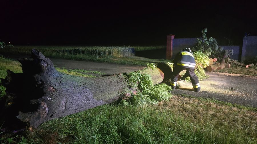 Superkomórka burzowa - skutki burzy i opadów w Wielkopolsce - interwencje straży pożarnej (fot. OSP Kuklinów)