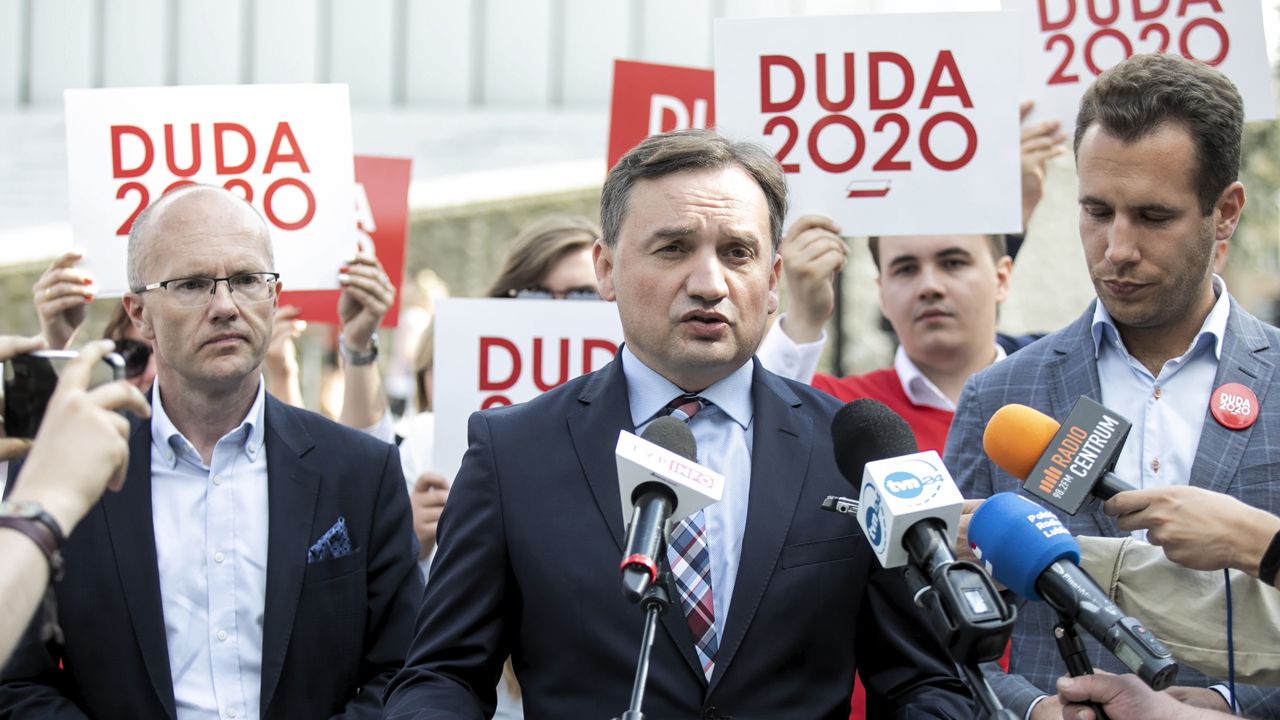 Minister sprawiedliwości Zbigniew Ziobro oraz poseł PiS Jan Kanthak podczas konferencji prasowej w Lublinie 9 lipca br. (fot. PAP/Jacek Szydłowski) Minister sprawiedliwości Zbigniew Ziobro oraz poseł PiS Jan Kanthak podczas konferencji prasowej w Lublinie 9 lipca br. (fot. PAP/Jacek Szydłowski)