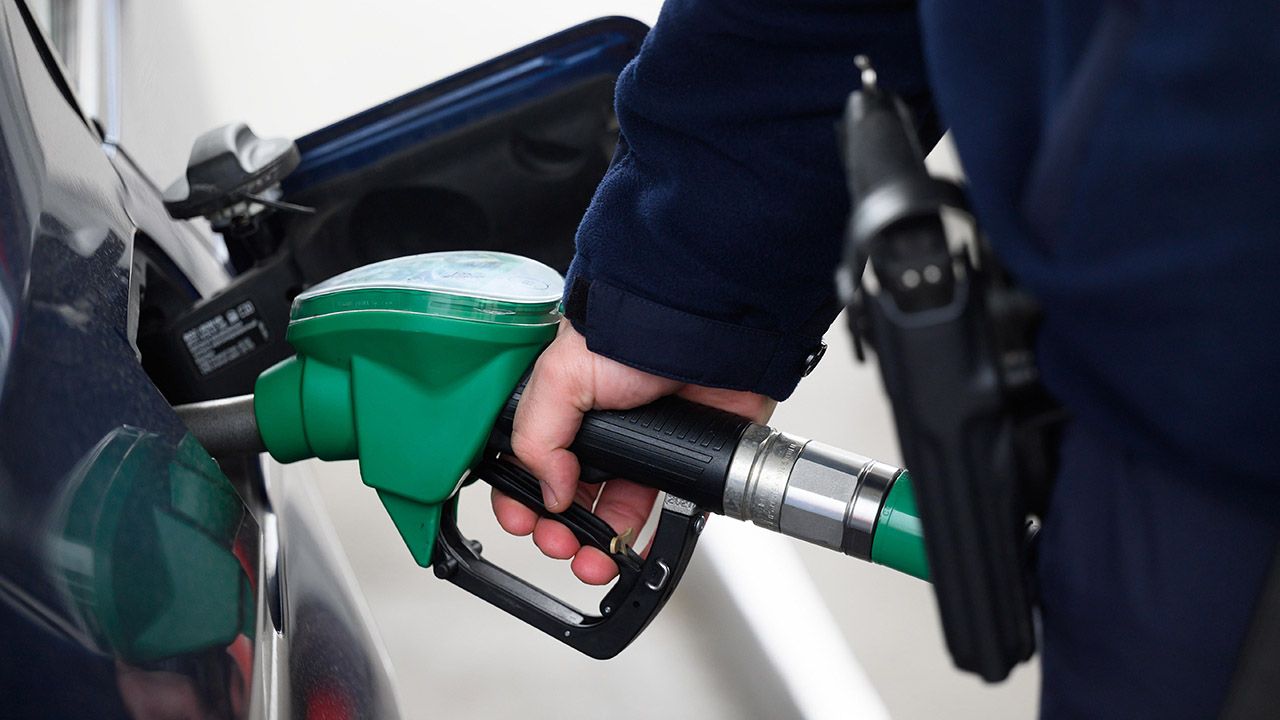 57,6 proc. badanych twierdzi, że państwo powinno wpływać na ceny paliw (fot. arch. PAP/Jakub Kaczmarczyk)