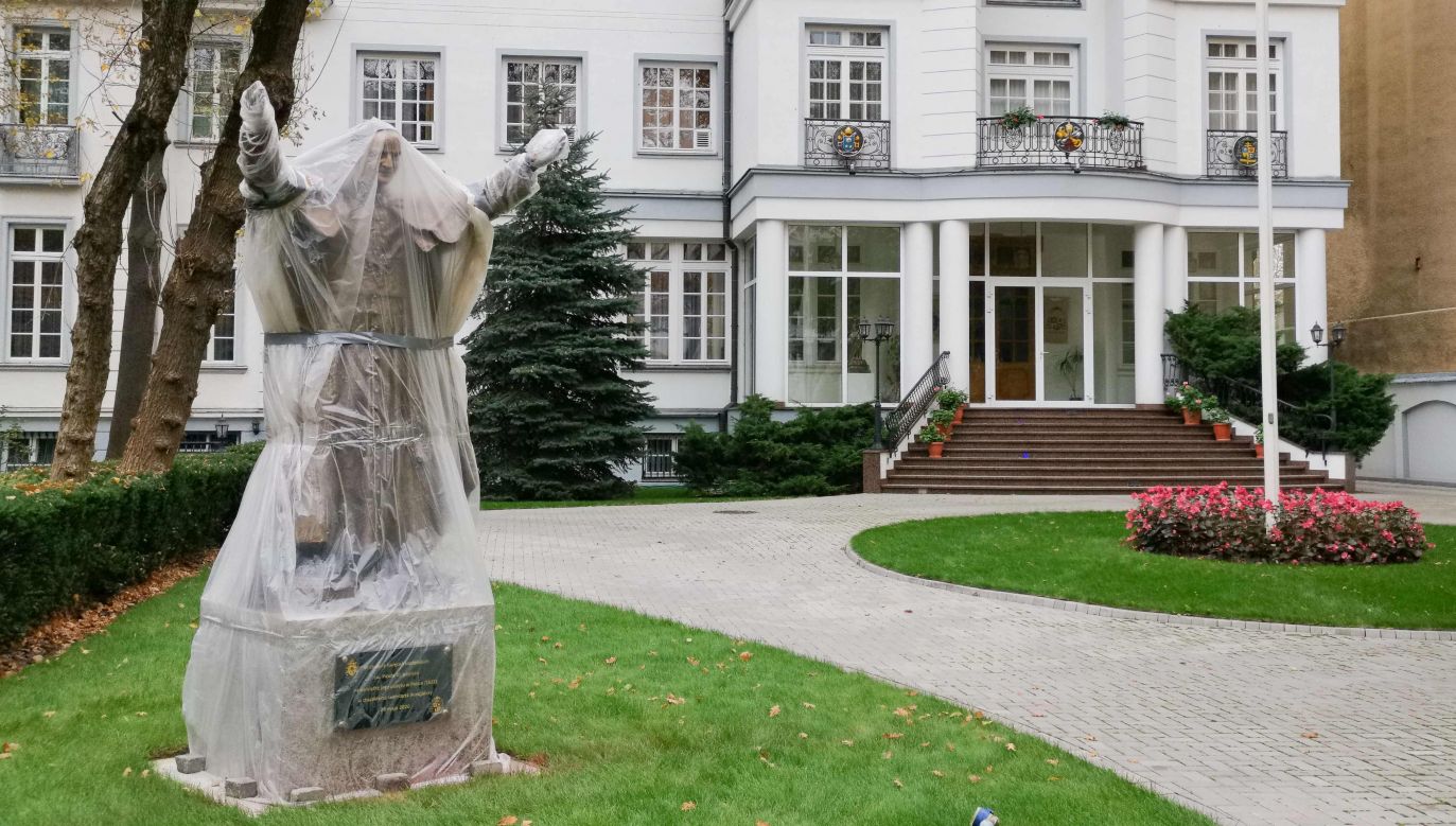 Статуя Івана Павла ІІ перед Конституційним трибуналом у Варшаві під час протестів проти абортів восени 2020 року. Фото: Олексій Вітвіцький / Форум