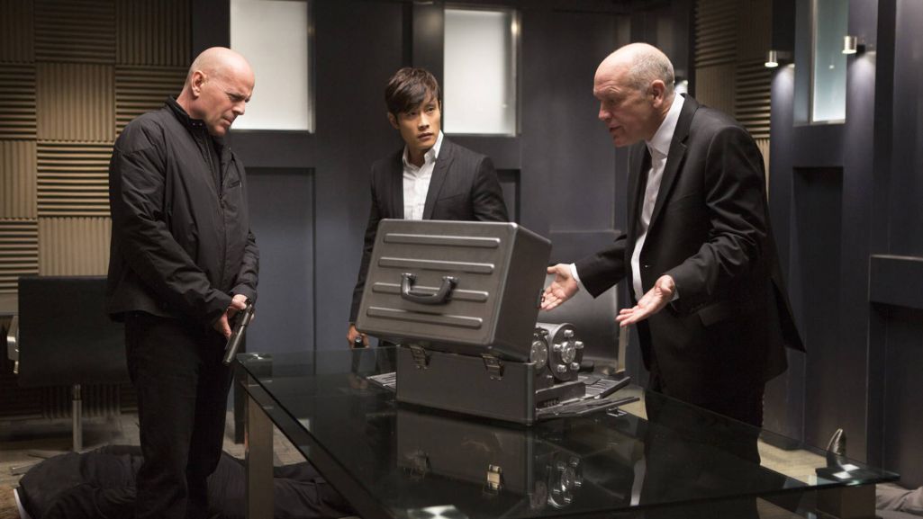 Bruce Willis razem z innymi gwiazdami Hollywood starszego pokolenia zagrali emerytowanych agentów CIA. Fot. Materiały prasowe TVP