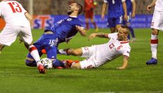Jacek Góralski atakujący wślizgiem w meczu Polski z Bośnią i Hercegowiną (fot. Getty)